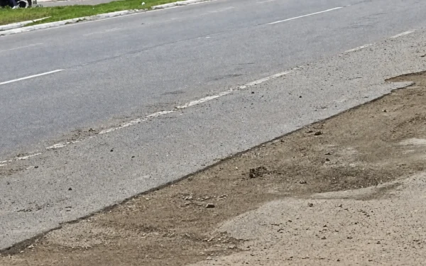 Buraco na RJ-106 preocupa motoristas em São José do Imbassaí e gera cobranças por reparo