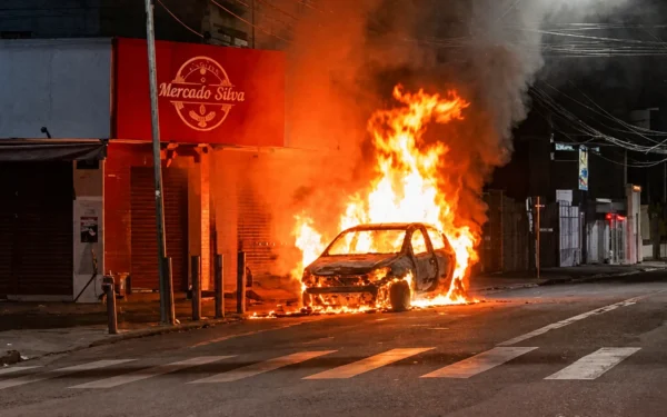 Carro pega fogo durante a madrugada perto da Praça Orlando de Barros Pimentel, no Centro