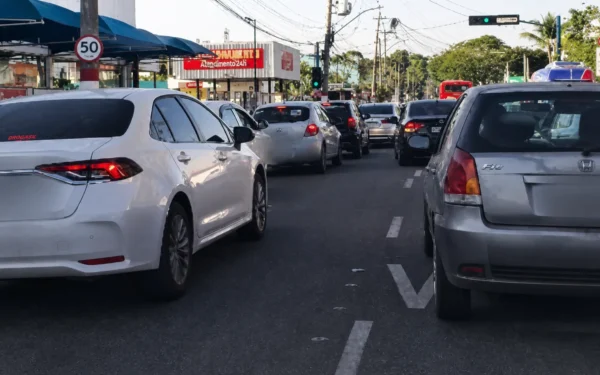 Domingo de trânsito intenso devido ao fechamento de ruas para corrida no Centro da cidade