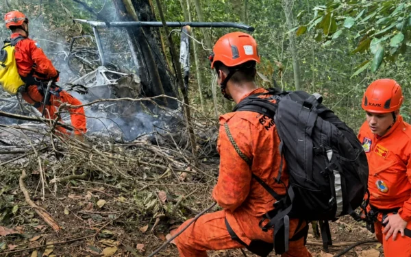 Helicóptero cai em área de mata e deixa quatro mortos no Rio