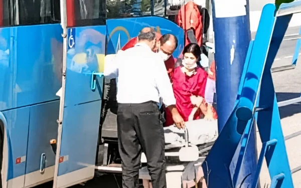 Idoso passa mal dentro de ônibus e é socorrido após motorista parar em frente ao Hospital Che Guevara