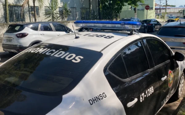Homem é encontrado morto com marcas de tiros em área de mata em São Gonçalo