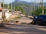 Carro atinge poste e interrompe fornecimento de energia no Jardim Atlântico
