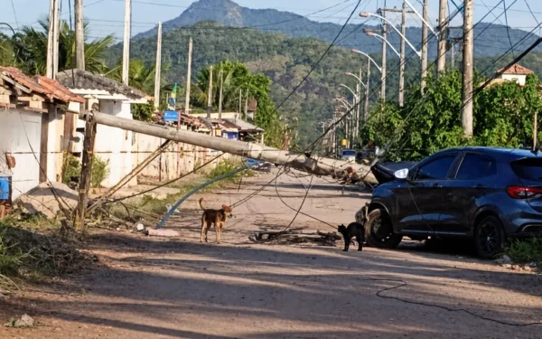 Carro atinge poste e interrompe fornecimento de energia no Jardim Atlântico