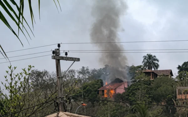 Incêndio em residência mobiliza moradores no Jardim Atlântico, em Itaipuaçu