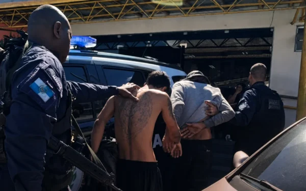 Maricá: PM prende dois homens e apreende drogas e rádios transmissores em Ponta Negra