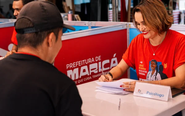 Ação itinerante leva vagas de emprego e orientação profissional a moradores de Maricá
