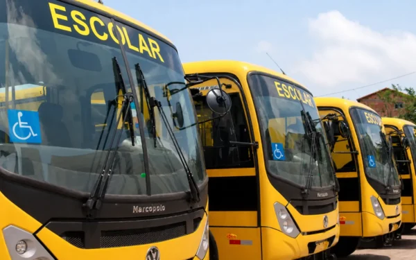 Mãe relata que filha de 5 anos foi deixada sozinha dentro de transporte escolar em Maricá