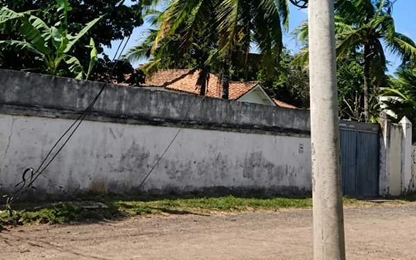 Moradores denunciam risco de queda de poste em Itaipuaçu