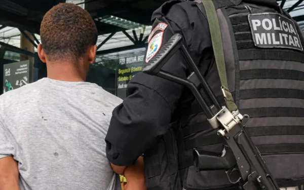 Homem é preso pela Polícia Militar suspeito de atuar como olheiro do tráfico na RJ-106, em Inoã